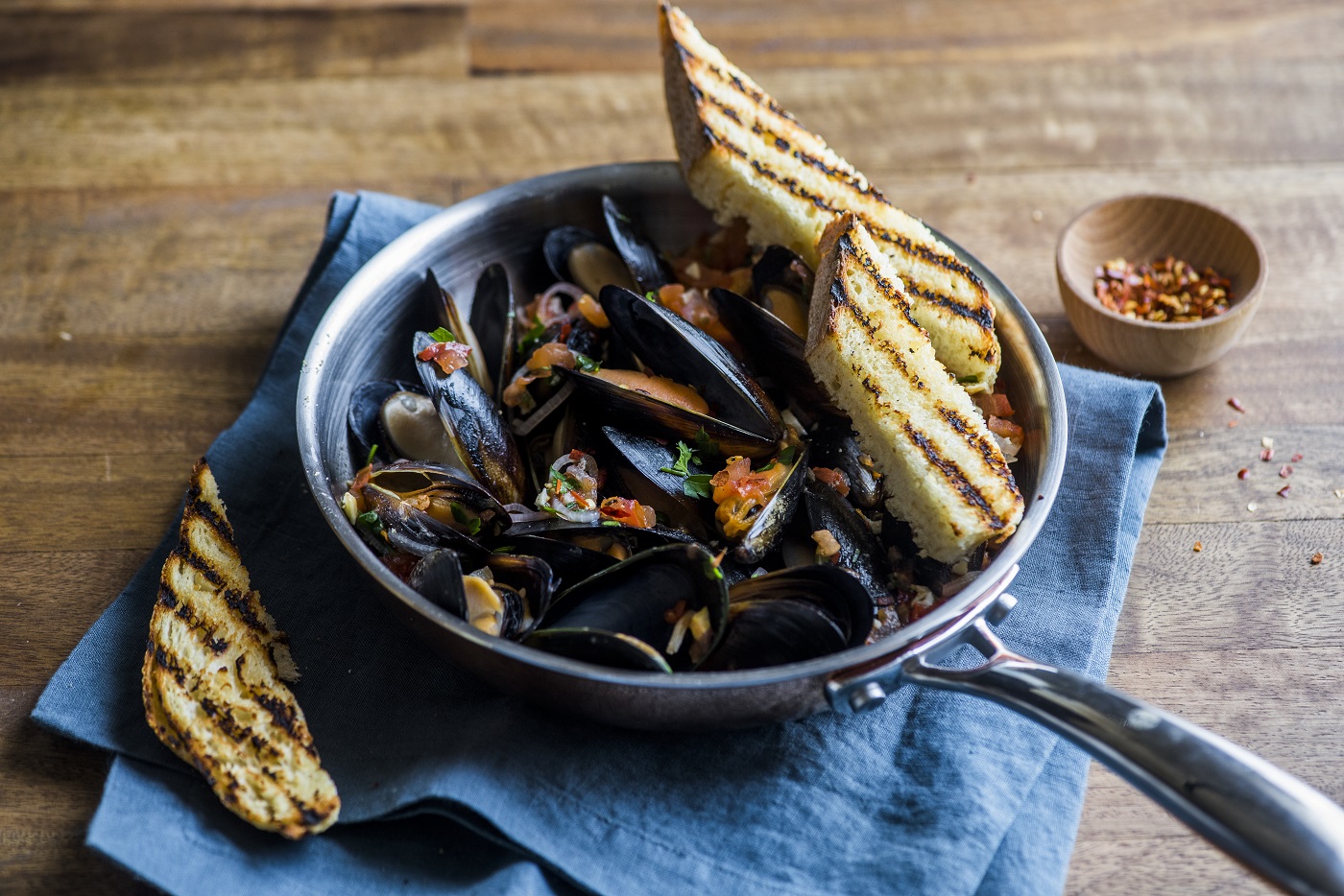 Mussels in white wine sauce with garlic loaf