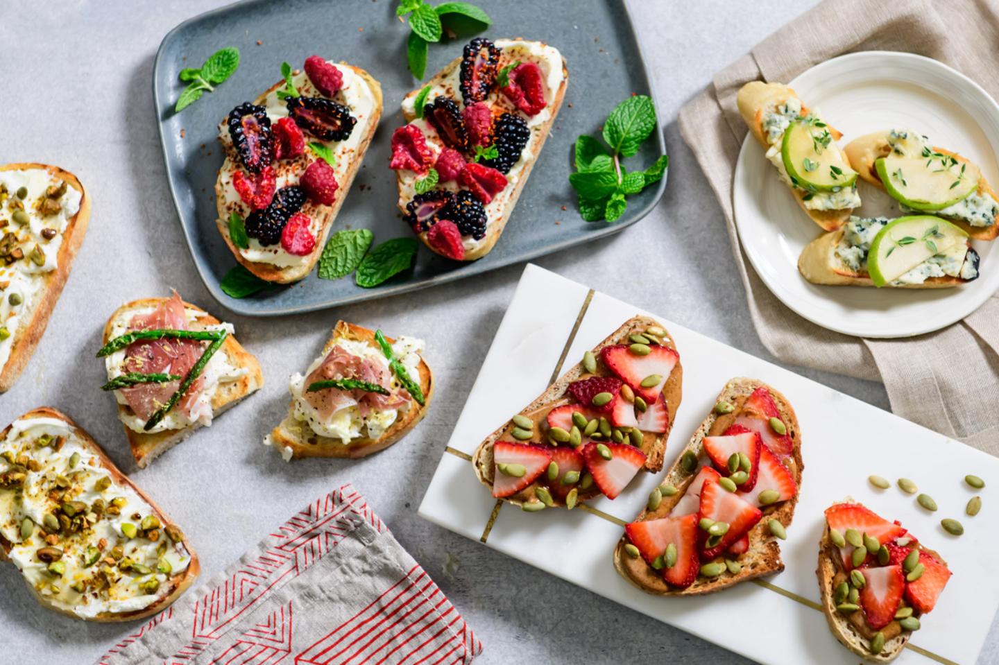 Spring-Brunch-Patio-Picnic-Crostinis
