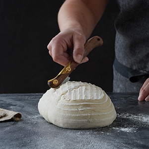 Scoring the bread