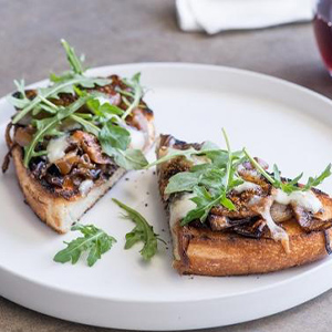 Char-grilled caramelized onion and fig pizza