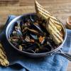 Mussels in white wine sauce with garlic loaf