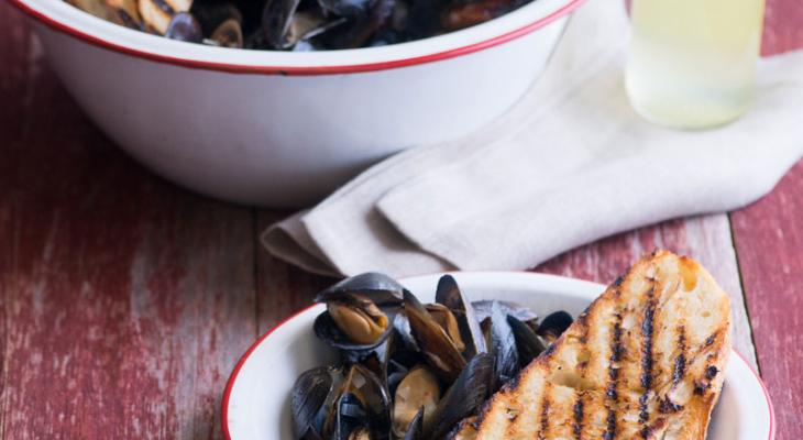 Grilled Mussels w/White Wine, Tarragon, Shallot Butter & Grilled Roasted Garlic Loaf