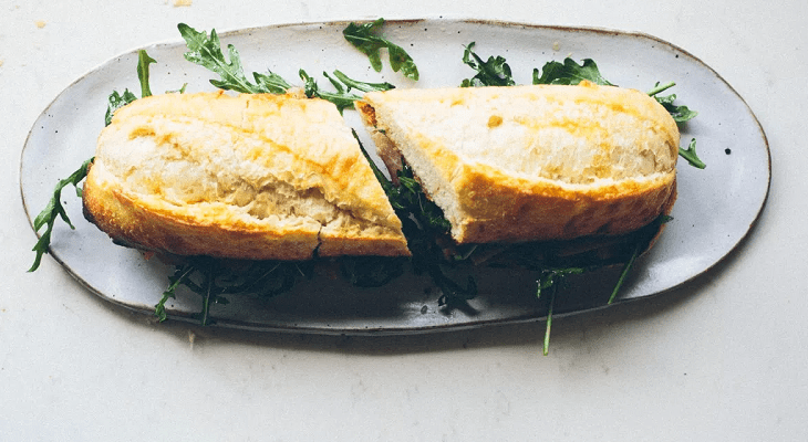 Prosciutto sandwich with garlic confit and arugula