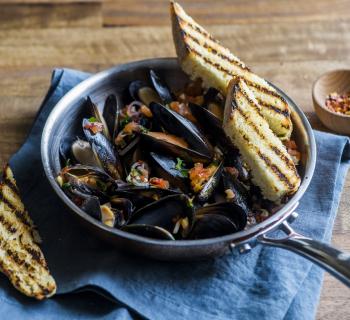 Mussels in white wine sauce with garlic loaf