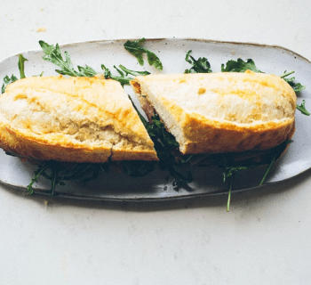 Prosciutto sandwich with garlic confit and arugula